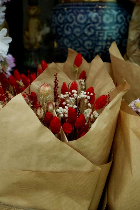Team bezig met bloemen